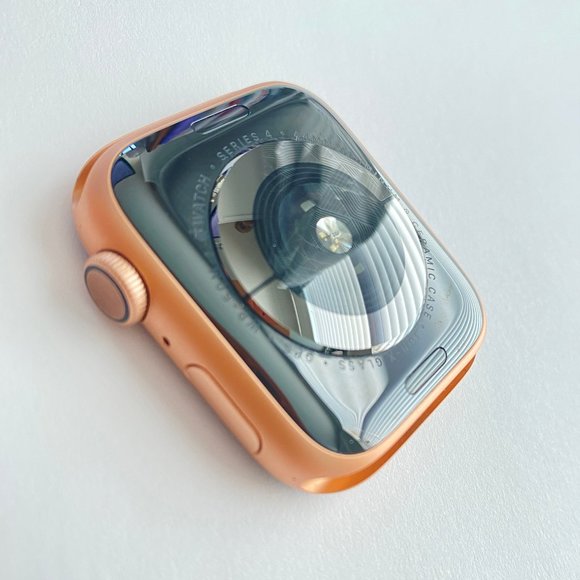 Apple Watch Series 4, Gold Aluminum Case 44mm - Picture 6 of 15